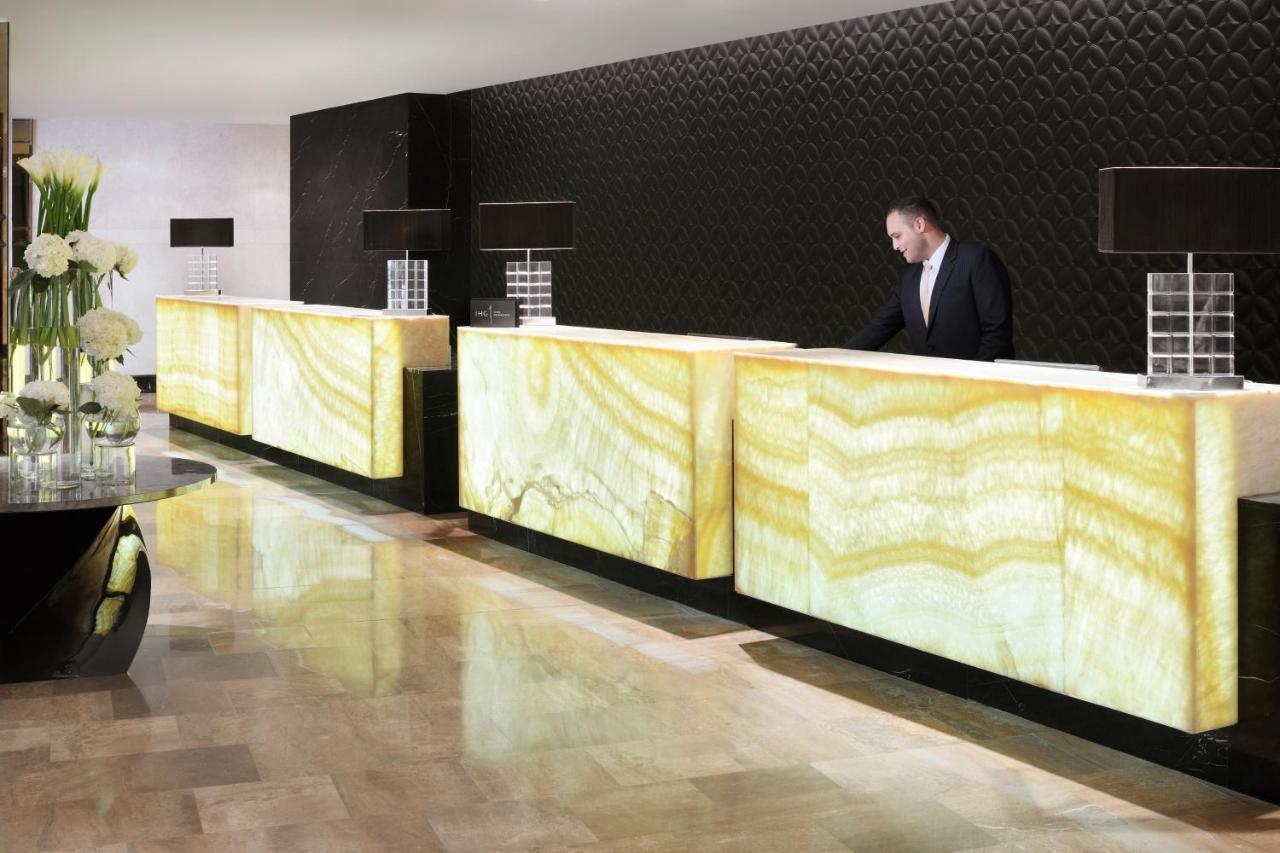 Intercontinental Bahrain, An Ihg Hotel Manama Eksteriør billede A hotel reception desk